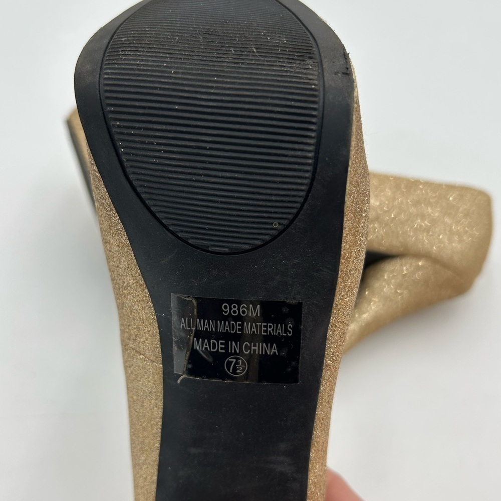 Sizzle by Coloriffics Gold Glitter Pumps - Picture 6 of 7